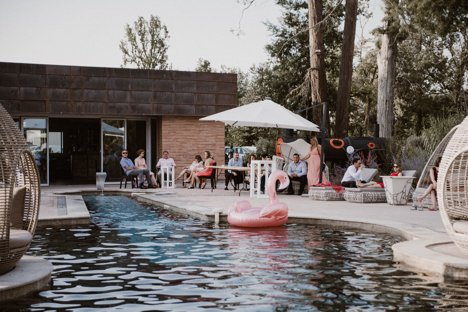 vin d’honneur au bord piscine – mariage Toulouse organisatrice la dolce vita château de la Garrigue
