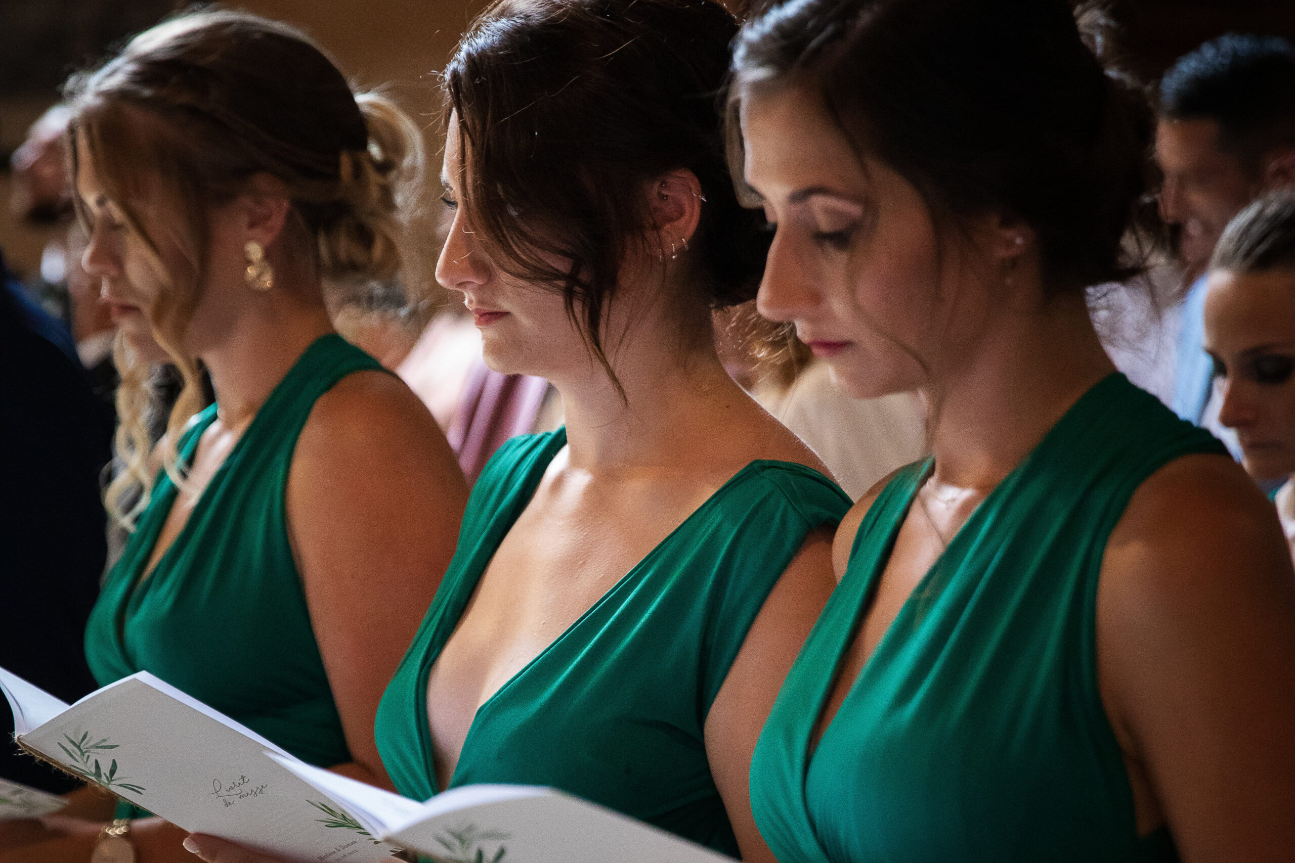 Demoiselles d’honneur avec le livret de messe