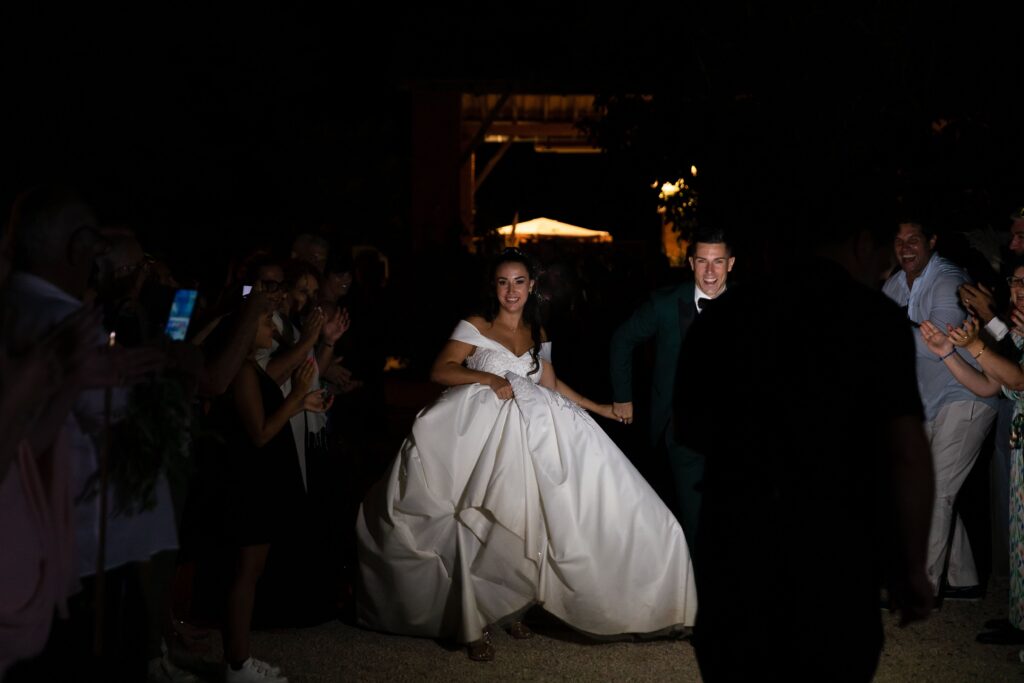 Arrivée des mariés sous une haie d’honneur
