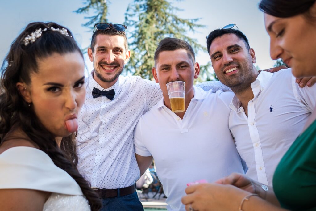 Mariée profitant du vin d’honneur