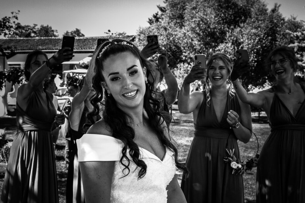 Demoiselles d’honneur prenant en photo la mariée