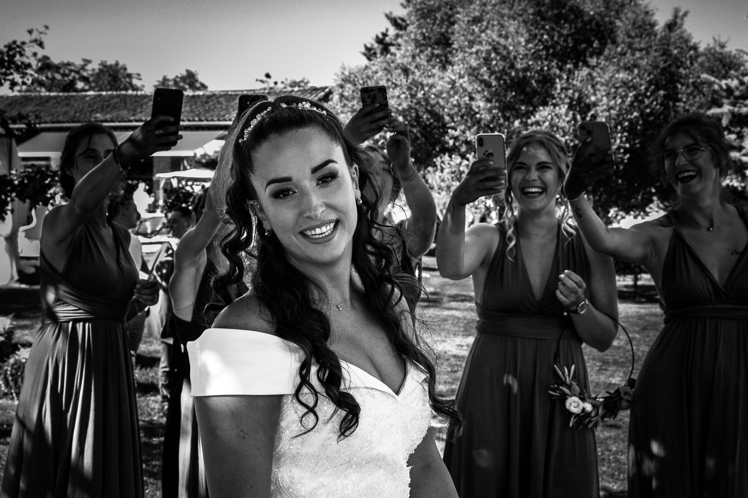 Demoiselles d’honneur prenant en photo la mariée