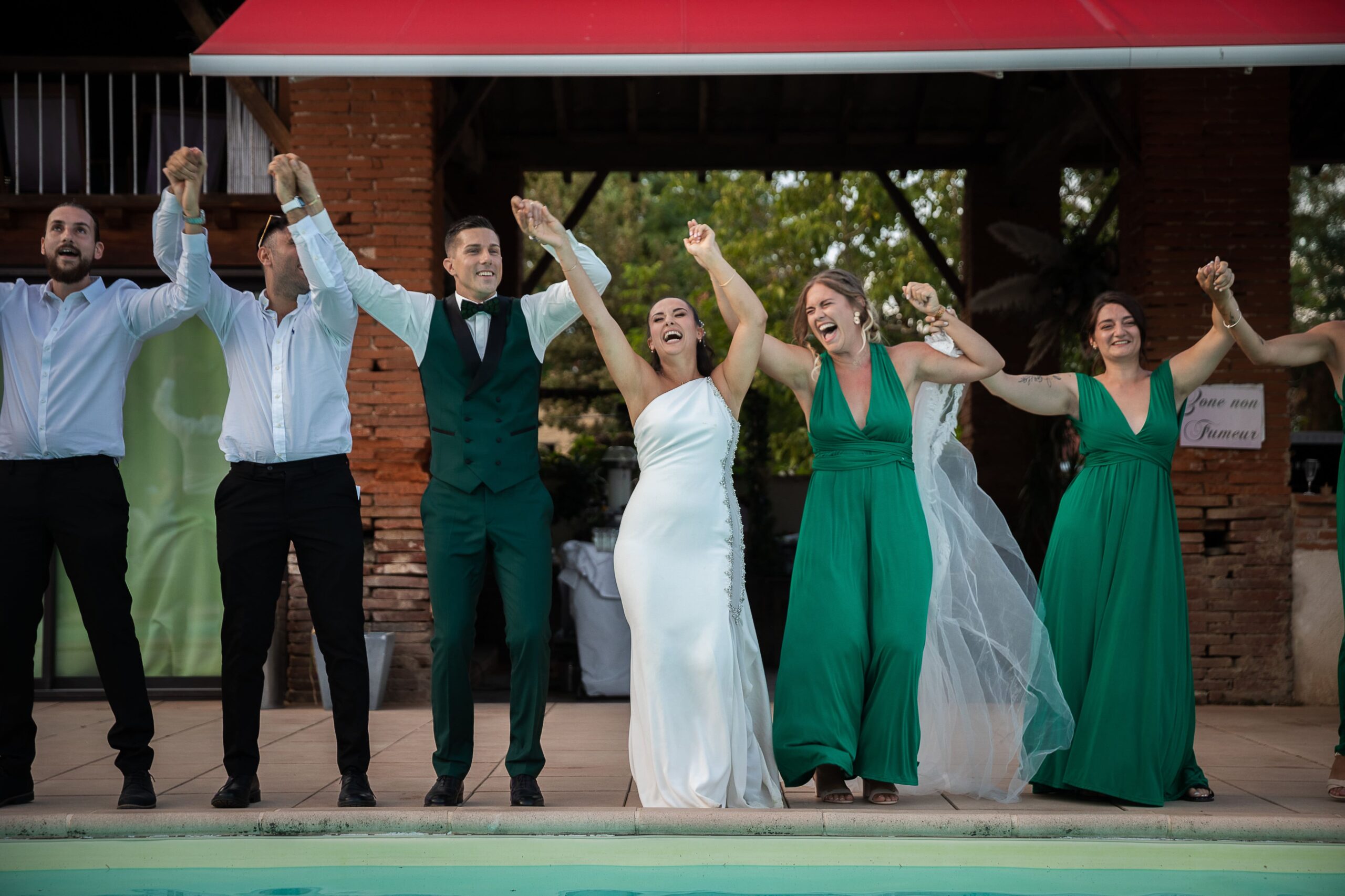 Chorégraphie des mariés et de leurs témoins au bord de la piscine